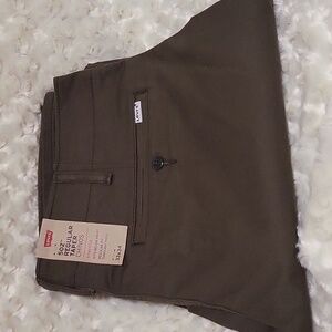 Levis Mens 502, Chinos, regular taper. Size 33x34. New. Green color